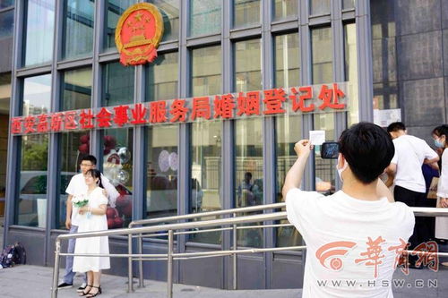 520西安新人甜蜜领证 汉服免费拍照服务引来爆棚人气
